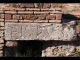 00179 ostia - regio v - insula xvii - ninfeo su piazzale della vittoria (v,xvii,2) - nymphaeum (2) - ostseite - detail - inschrift - 09-2022.jpg